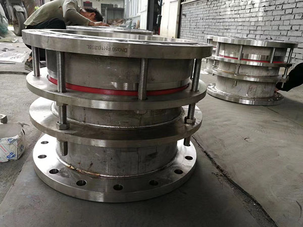 伸縮器制造現場